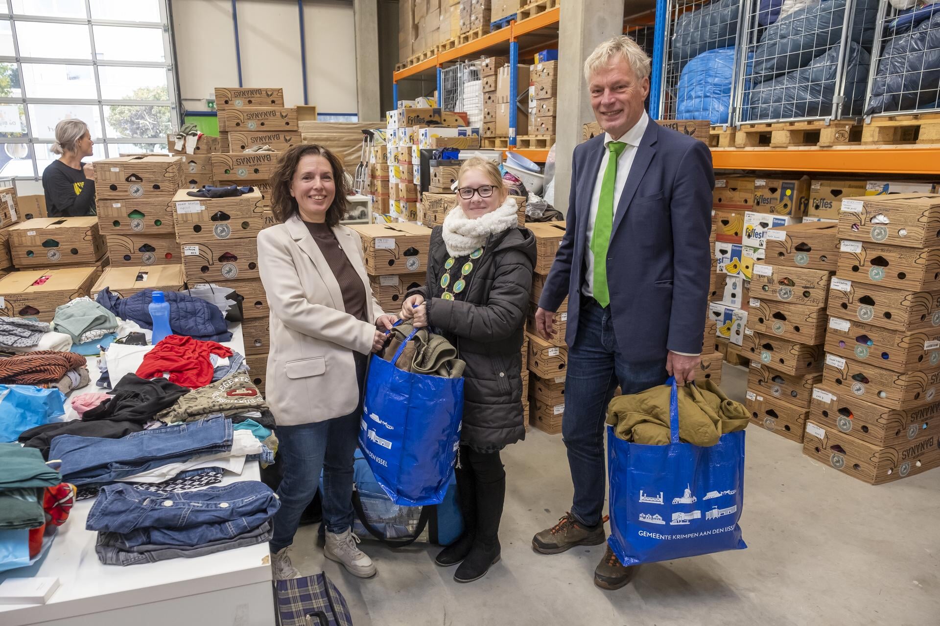 • Klimaatburgemeester Janita en wethouder Tempel  leveren hun tassen af.