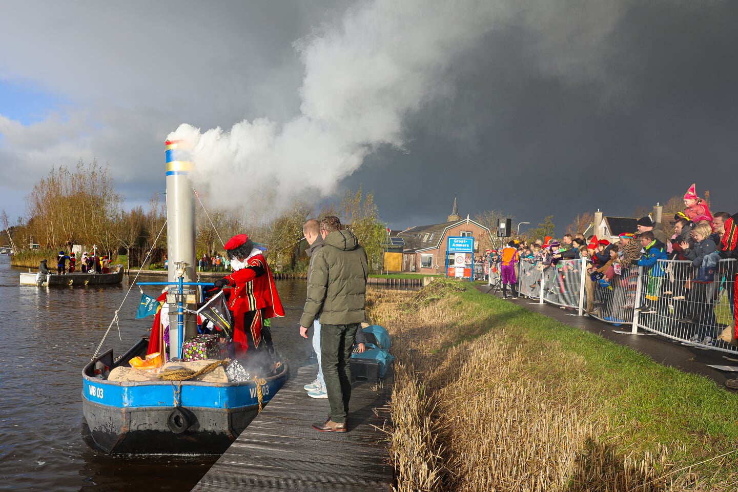 • Sinterklaas en zijn Pieten arriveren in Groot-Ammers.