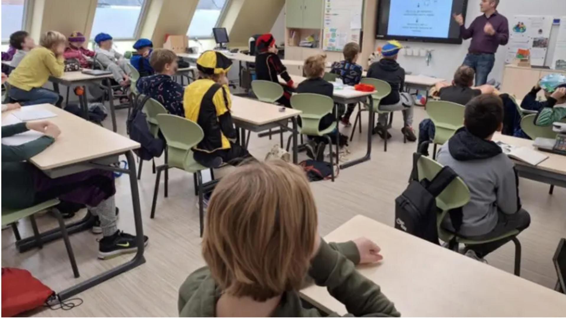 • Longarts Hans Hardeman geeft les over de e-sigaret in groep 8 van basisschool Het Kompas in Maarssen.