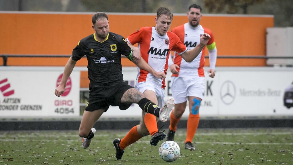 • Yannick de Bondt (l) in actie in de competitiewedstrijd tegen Alblasserdam.