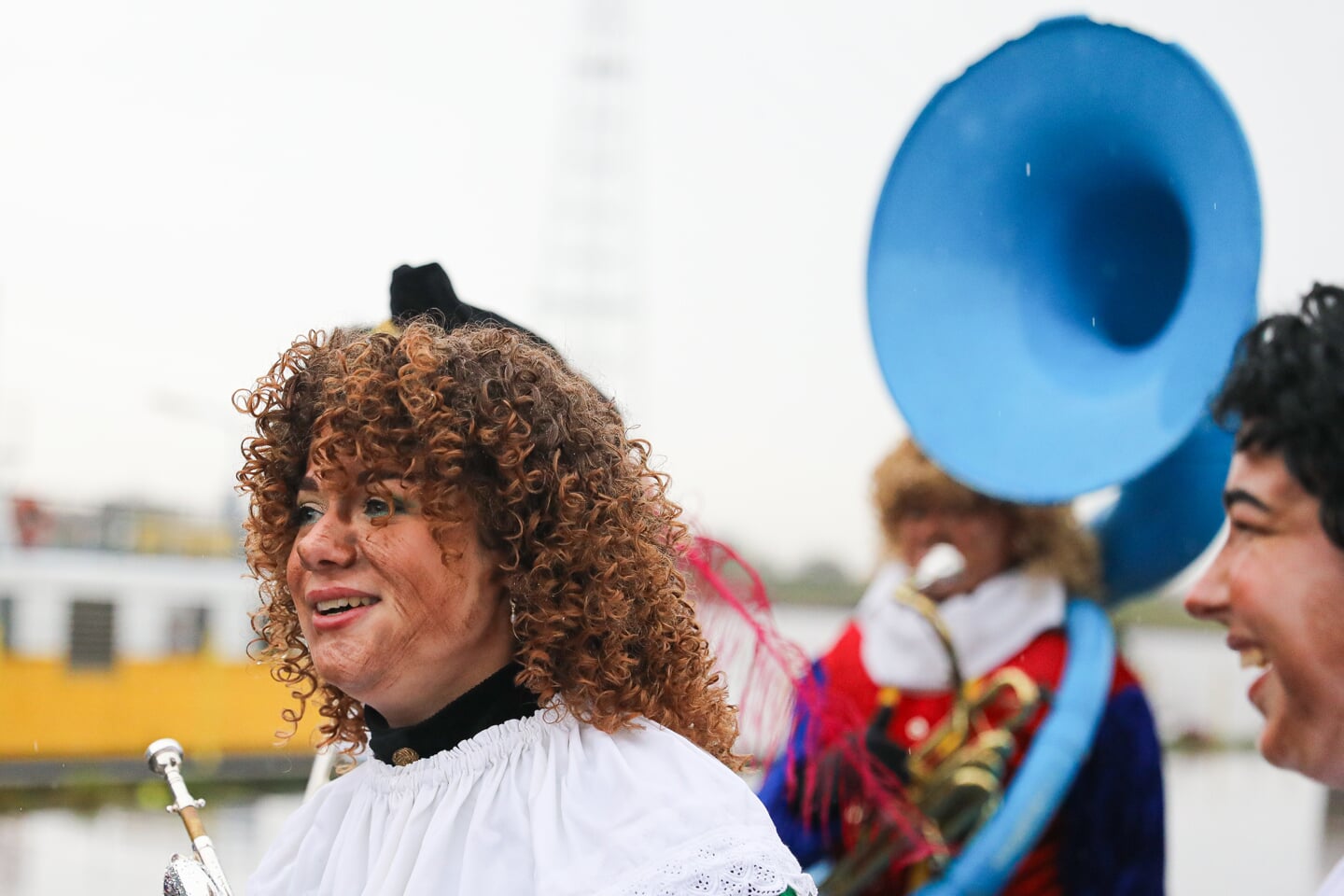 • Sint en zijn Pieten waren er zaterdag vroeg bij in Nieuw-Lekkerland.