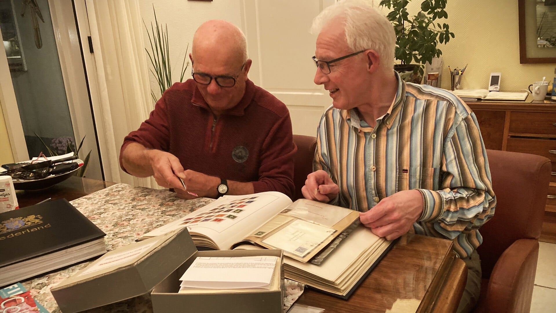 • Penningmeester Marco de Haan (links) en secretaris Henk van Dintel bezig met hun hobby. 