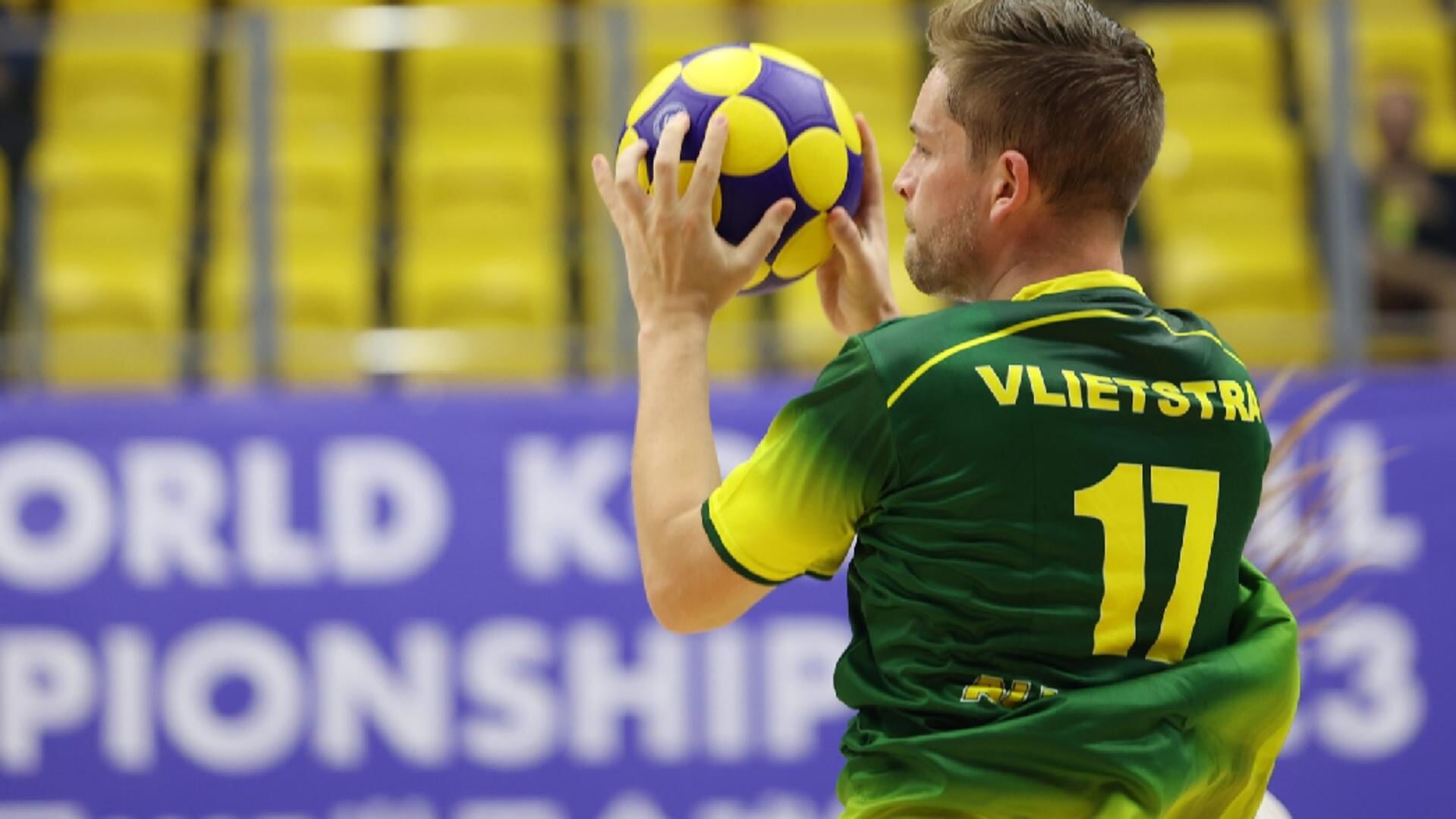 • Jeffrey Vlietstra namens Australië in actie tegen Polen.