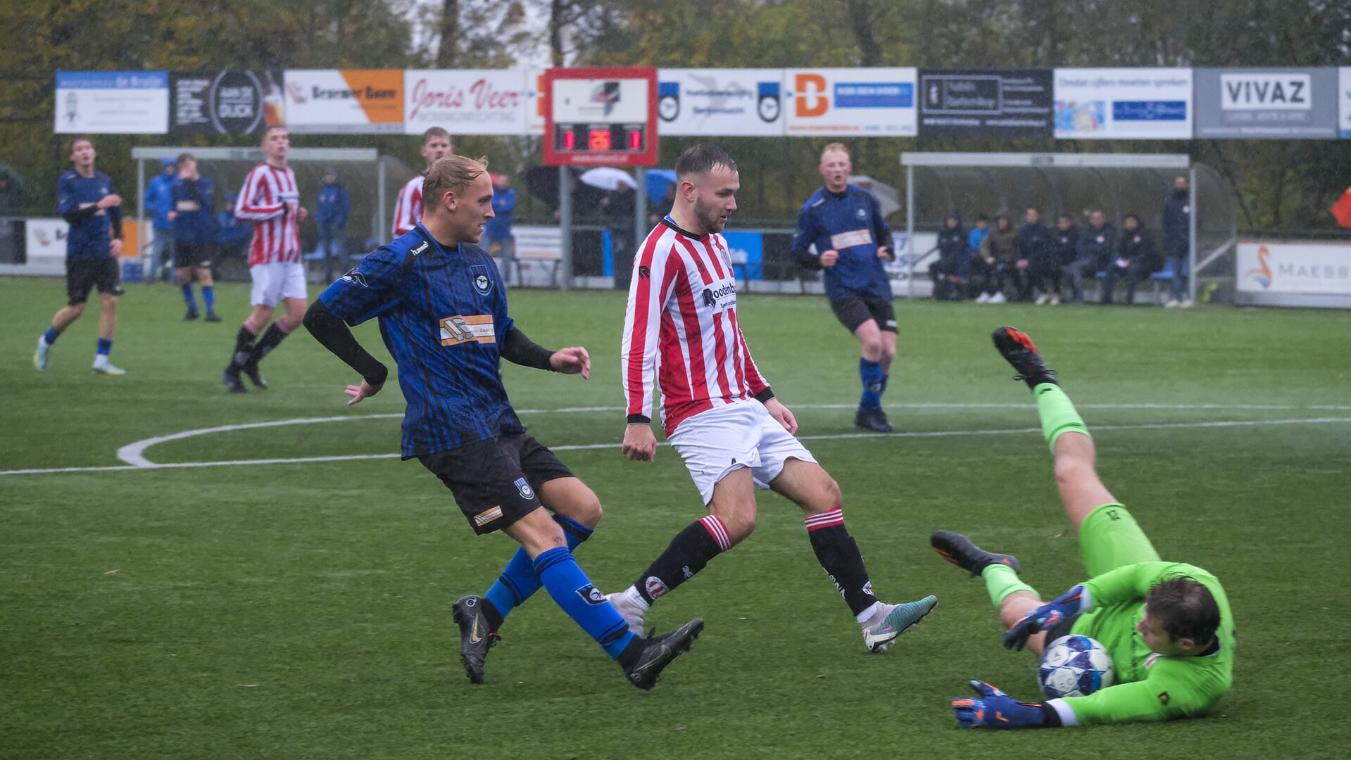 • Op een kletsnat veld bleven de punten in Bergambacht.