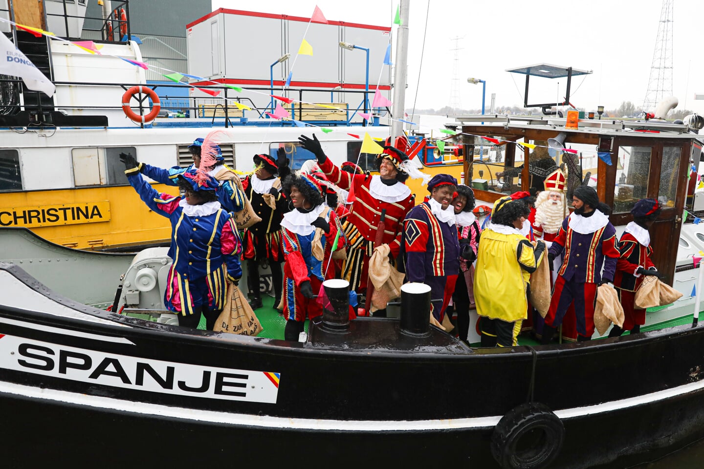 • Sint en zijn Pieten waren er zaterdag vroeg bij in Nieuw-Lekkerland.