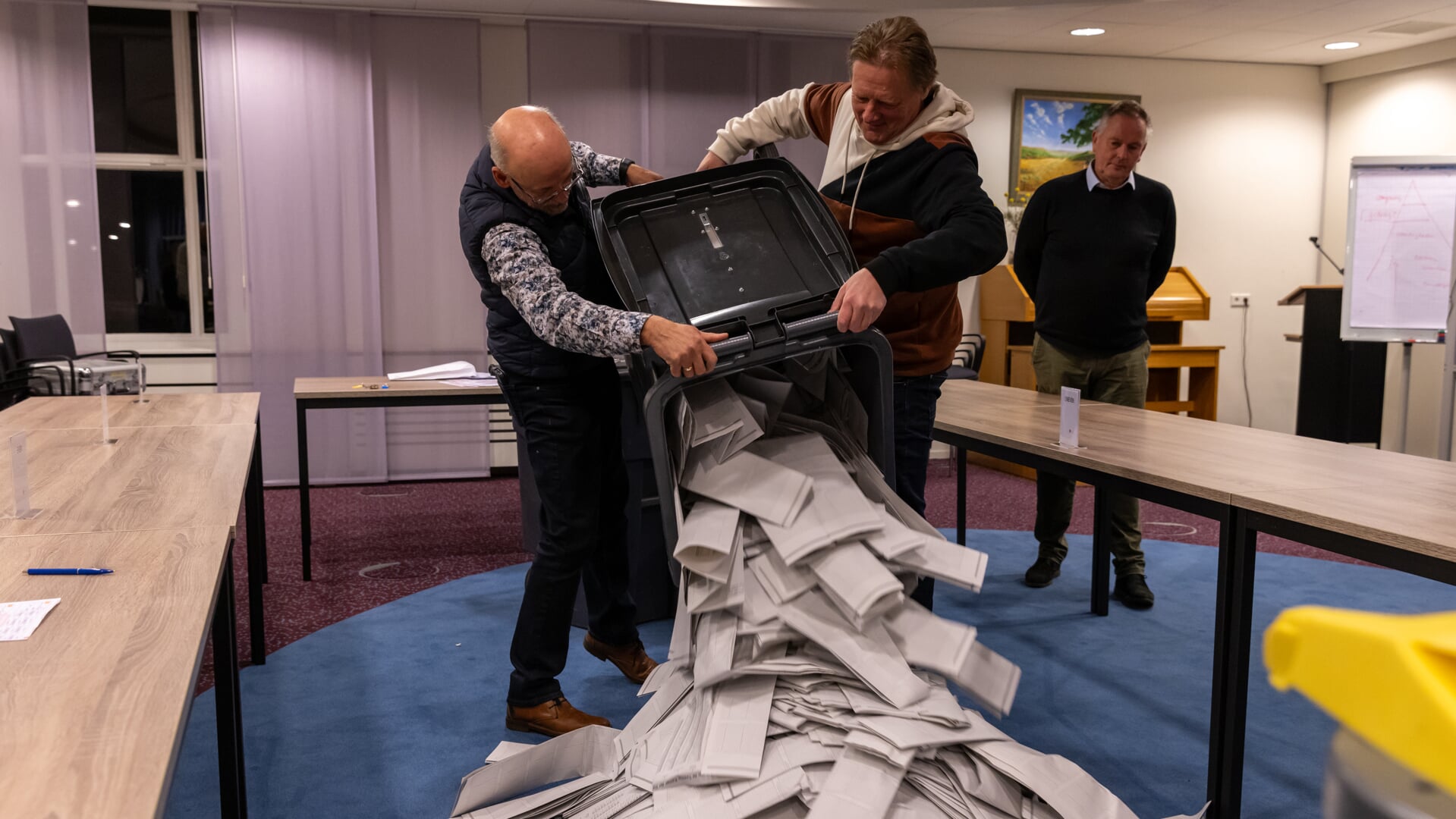 • In het voormalige gemeentehuis van Wijk en Aalburg worden de stemmen geteld.