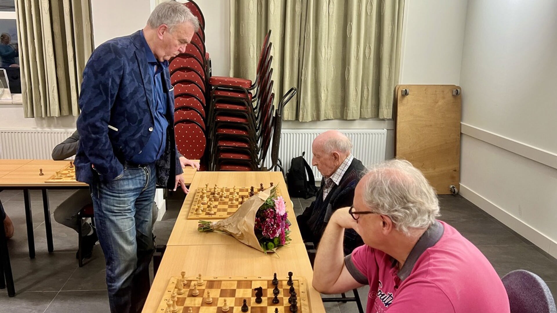 Schaakmeester Hans Böhm, tijdens schaaksimultaan, aan zet tegen Wim Klijn.