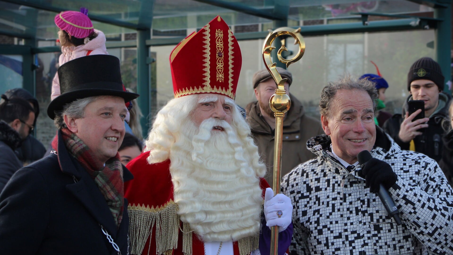 • Burgemeester Hans Beenakker ontving Sinterklaas in Tiel voor de allerlaatste keer.
