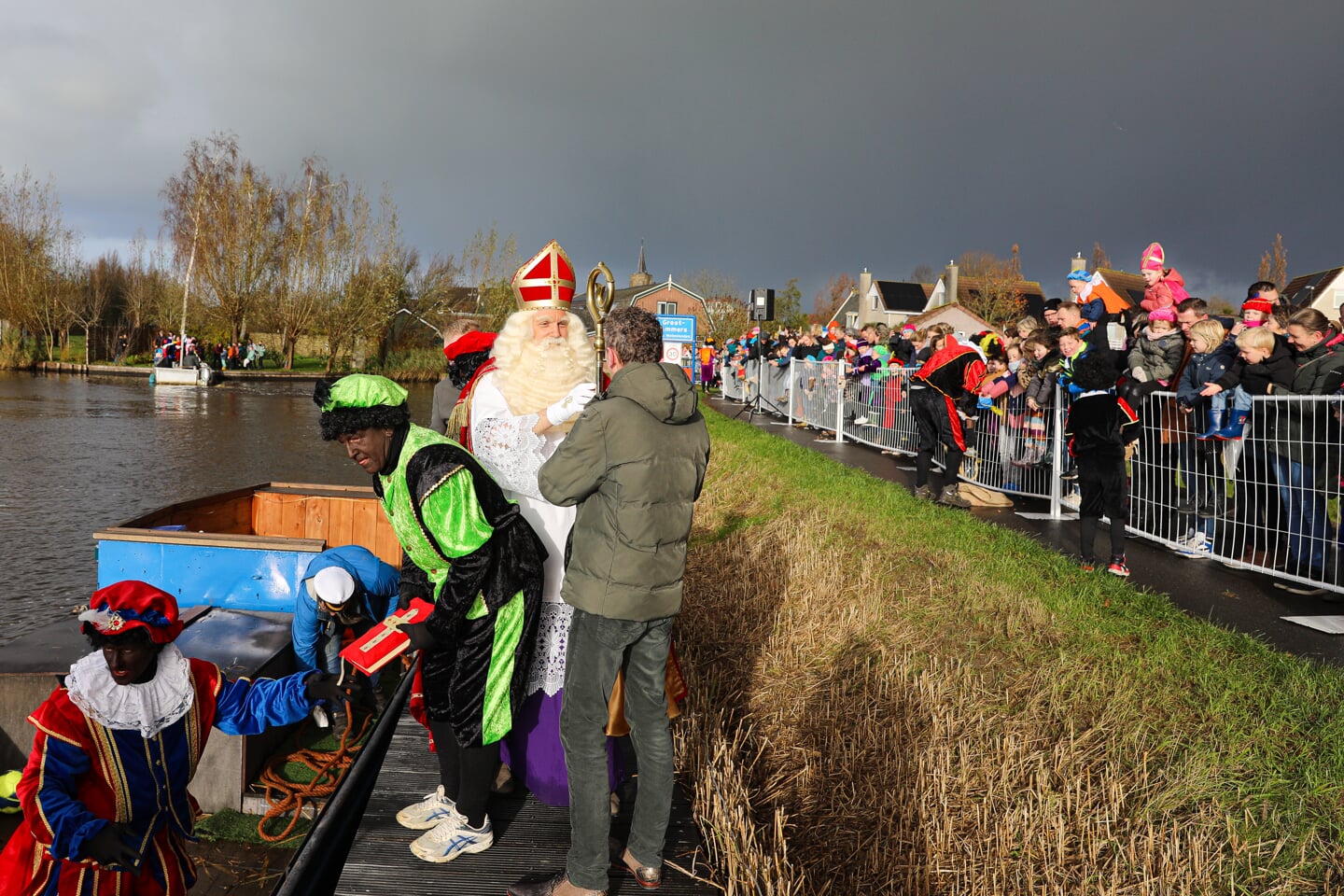• Sinterklaas en zijn Pieten arriveren in Groot-Ammers.