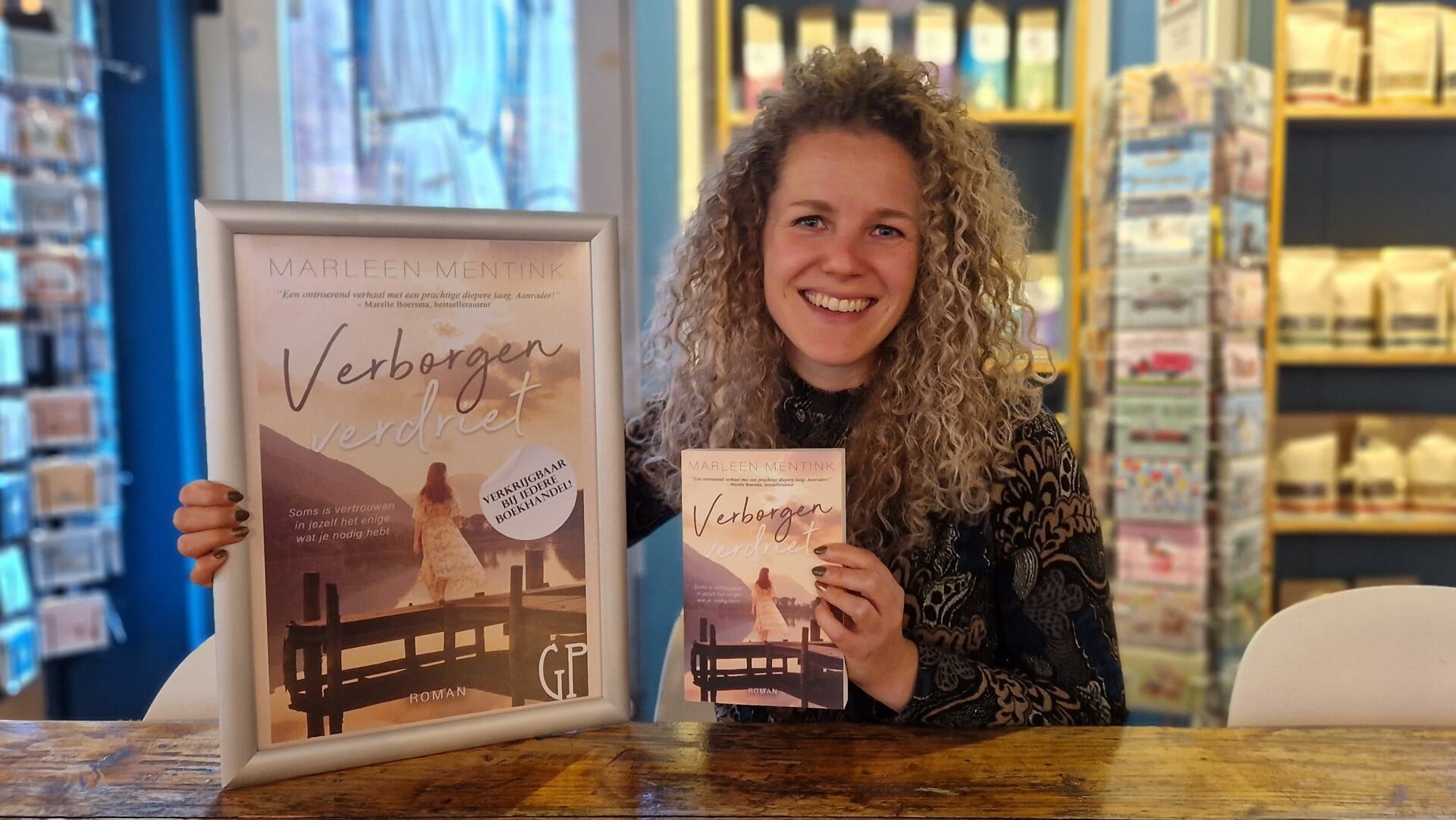 • Marleen Mentink bij Brownies & Downies waar ze zaterdag 2 december haar boek verkoopt.