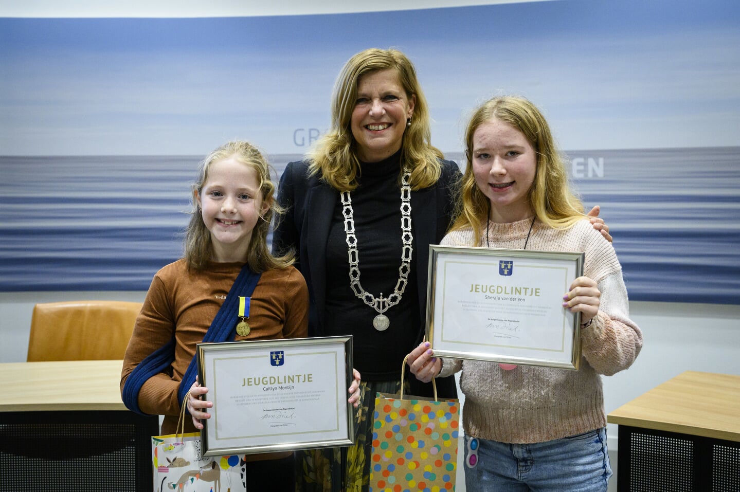 • Burgemeester Van Driel met Sheraja (rechts) en Caitlyn.