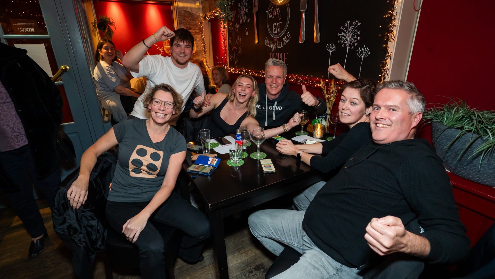 • Het winnende team bij de pubquiz van de Lionsclub Vianen in De Rooie Reiger.
