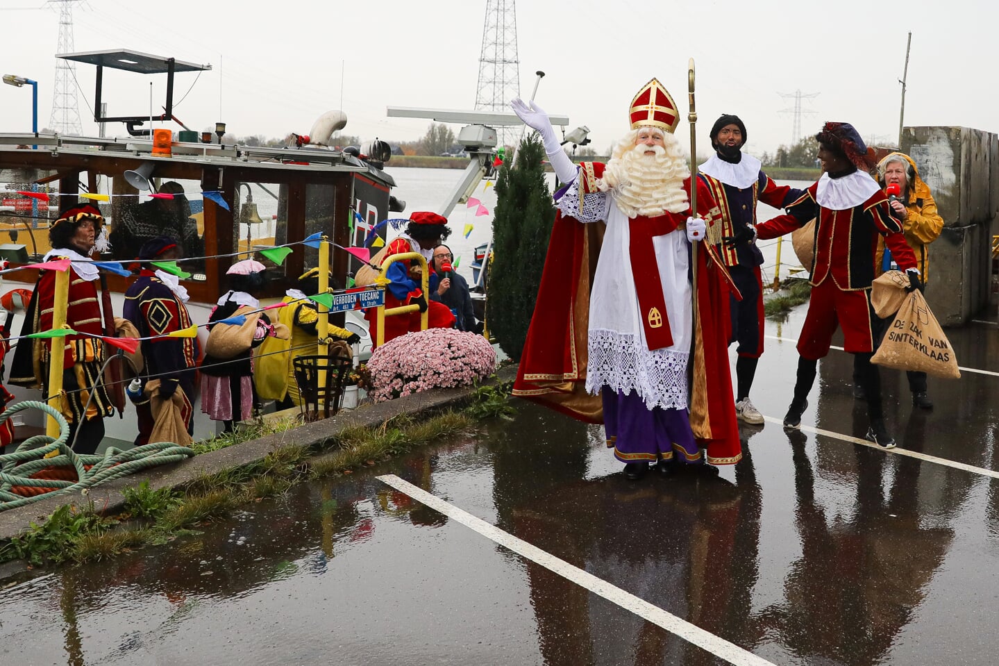 • Sint en zijn Pieten waren er zaterdag vroeg bij in Nieuw-Lekkerland.