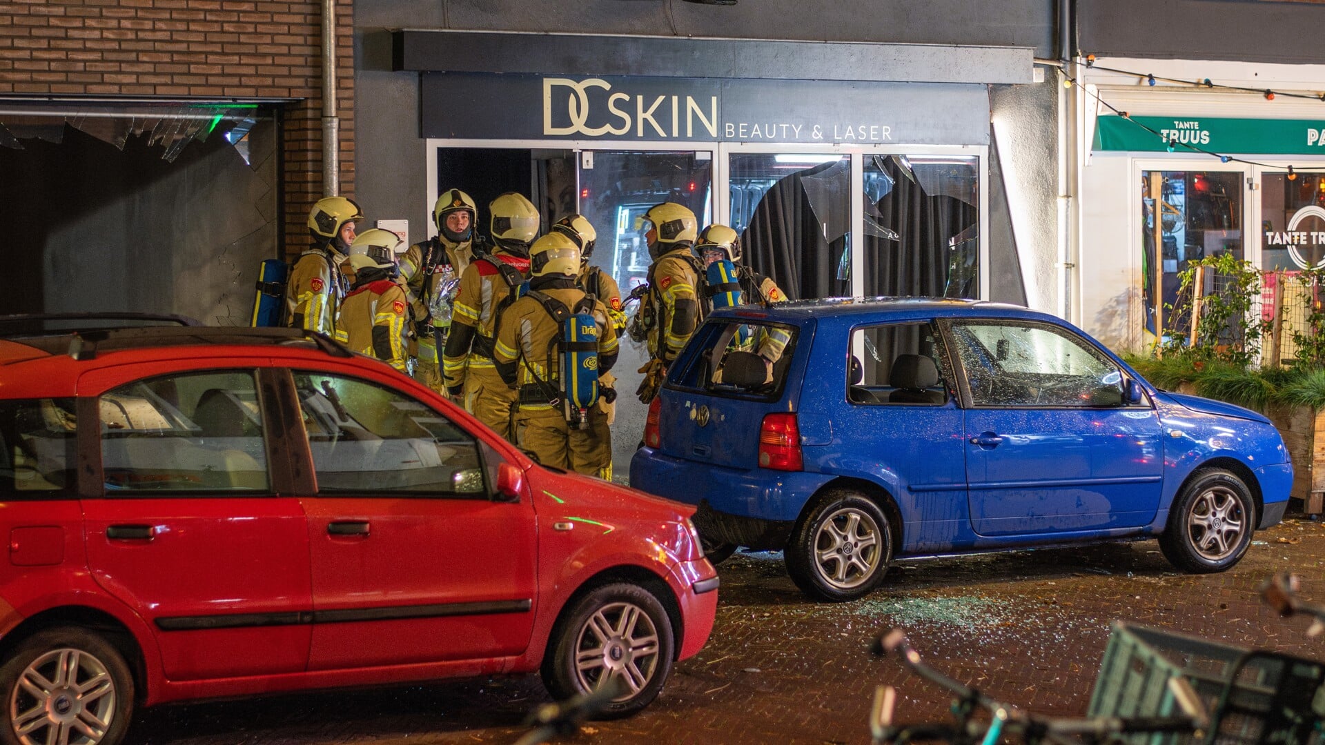 • De explosie blies de ramen uit de pui van de beautysalon. Ook de auto en het naastgelegen pand raakten beschadigd. 