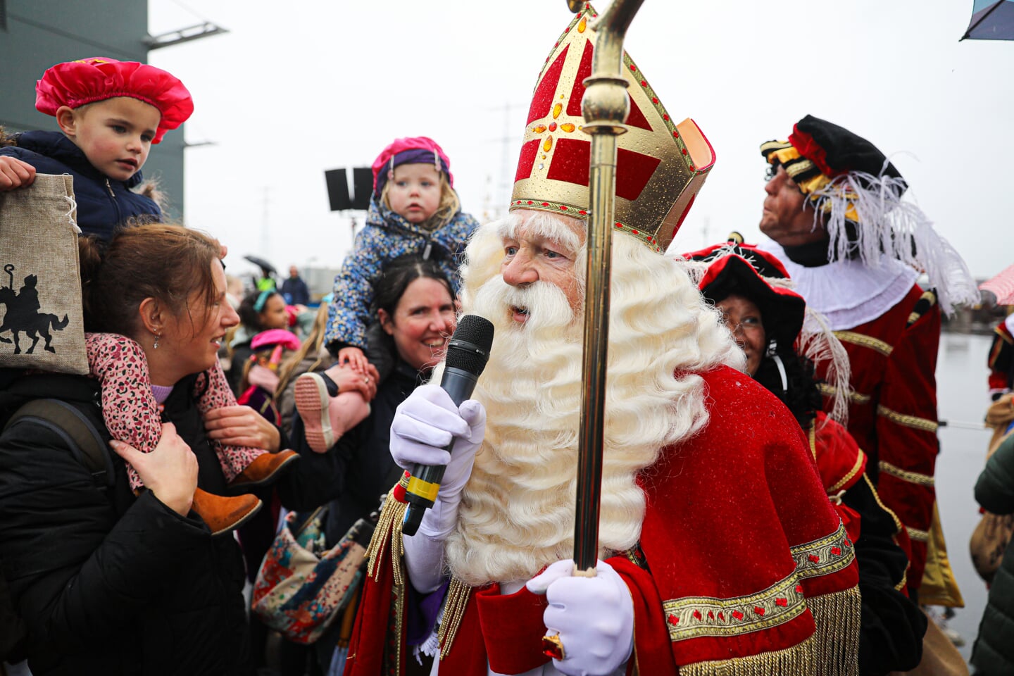 • Sint en zijn Pieten waren er zaterdag vroeg bij in Nieuw-Lekkerland.
