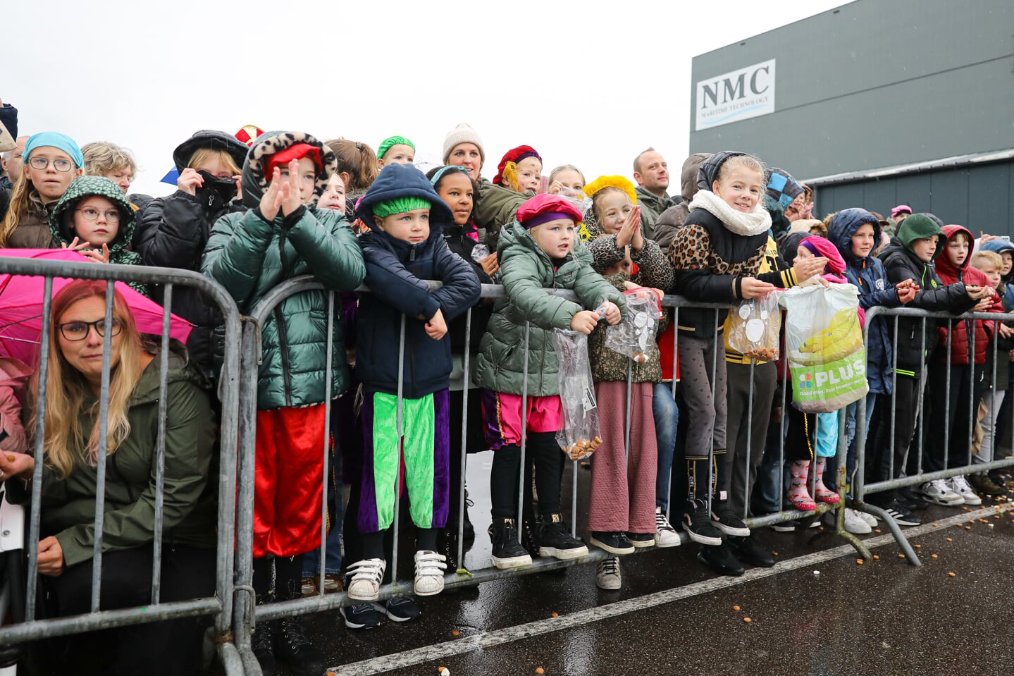 • Sint en zijn Pieten waren er zaterdag vroeg bij in Nieuw-Lekkerland.