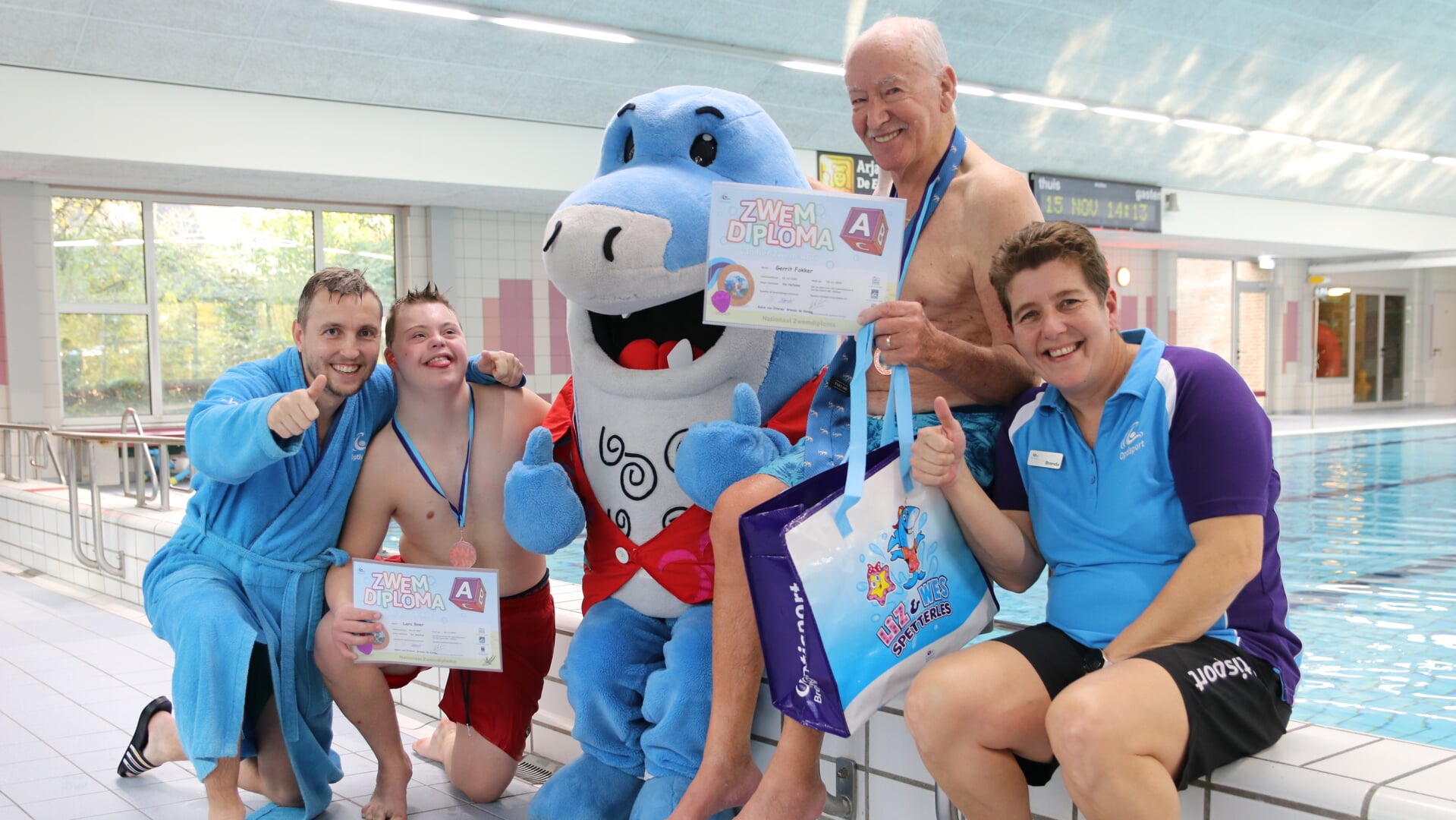 • Zwemdiploma A is binnen voor Lars Boer en Gerrit Fokker. Ze vieren dit samen met zweminstructeurs Robin, Brenda en Zed de haai.