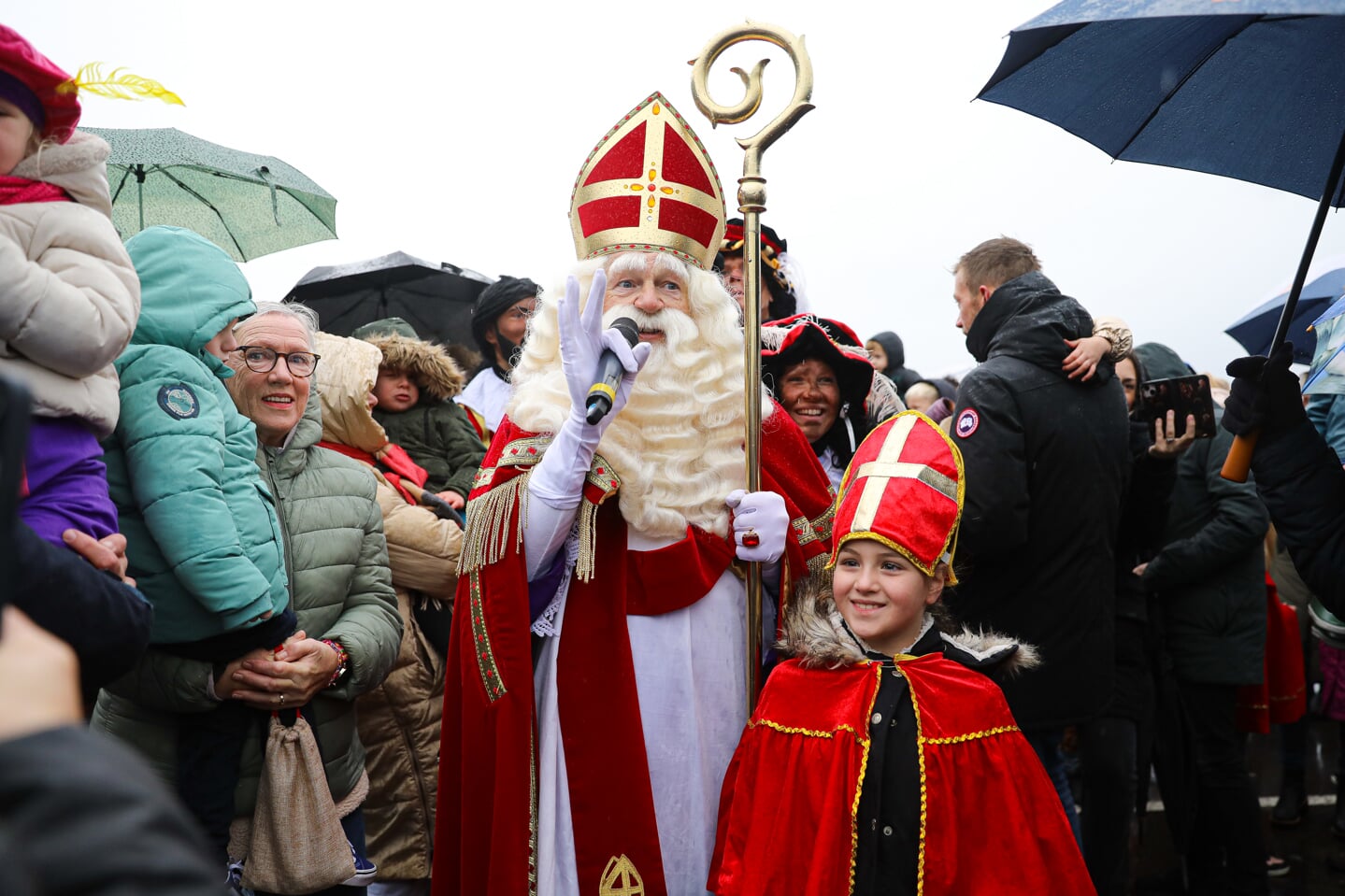 • Sint en zijn Pieten waren er zaterdag vroeg bij in Nieuw-Lekkerland.