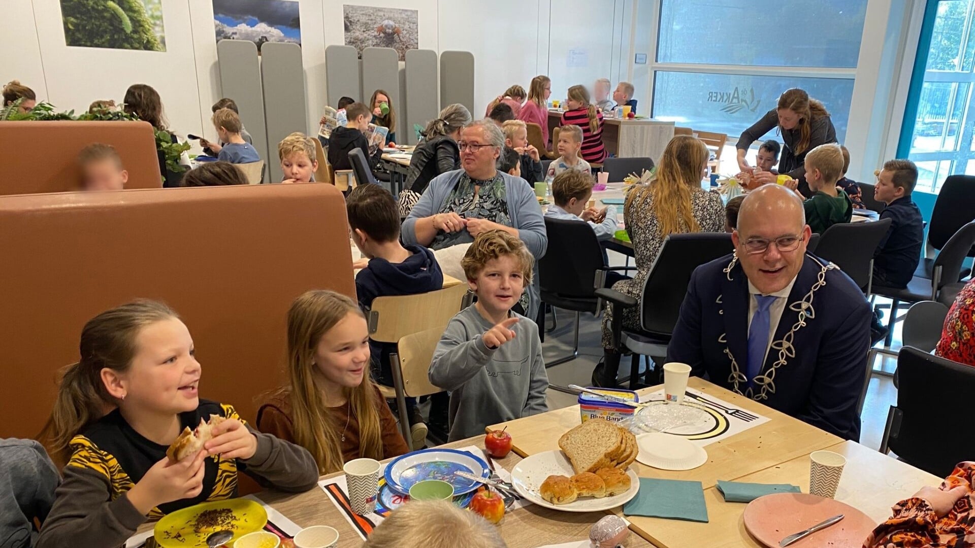 • De burgemeester schoof aan tijdens het ontbijt. 