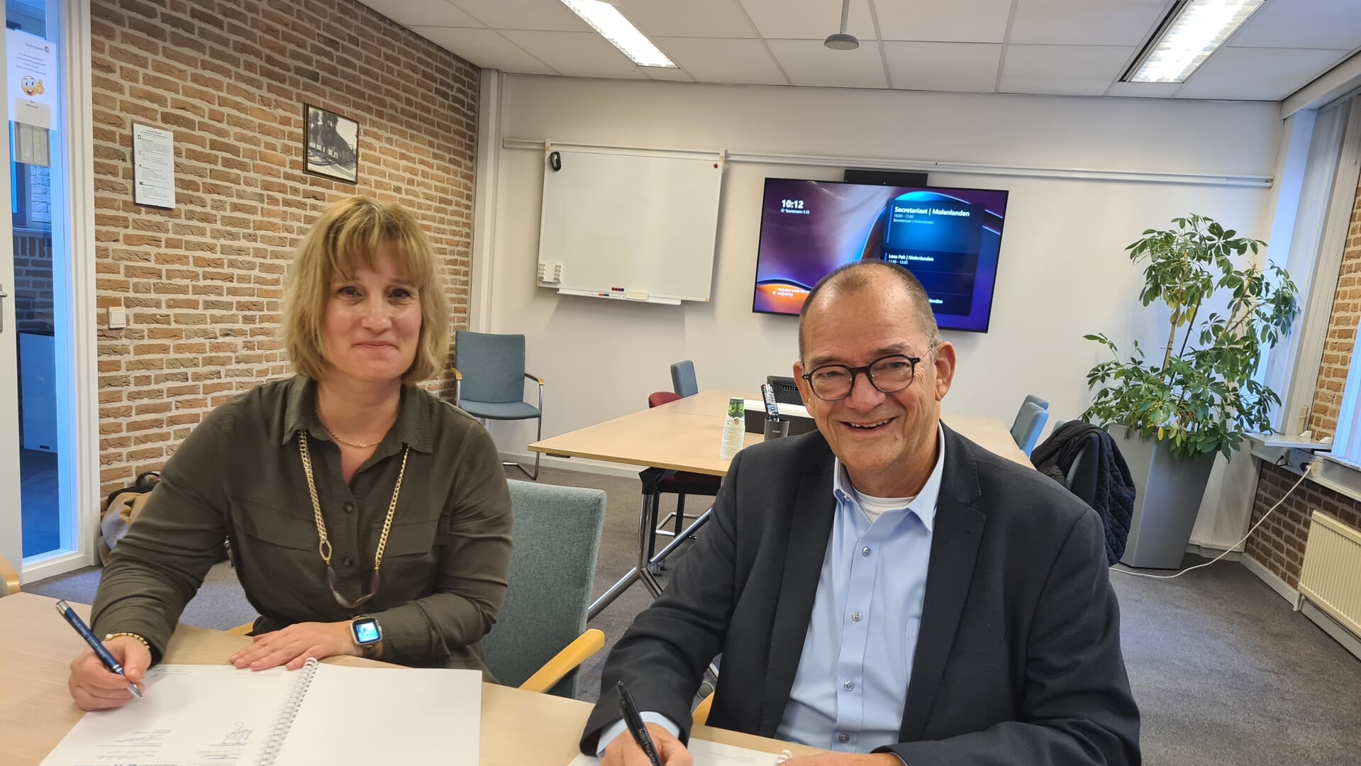• Wethouder Piet Vat en directeur-bestuurder An Theunissen van Stichting Jeugdteams Zuid-Holland Zuid ondertekenden het contract.