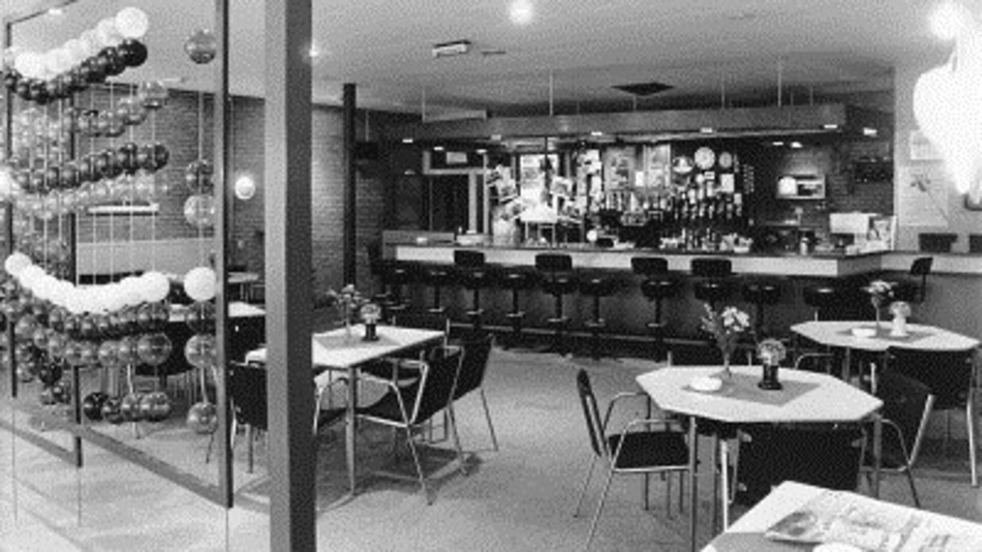 • De bar van de vroegere Wipmolen.