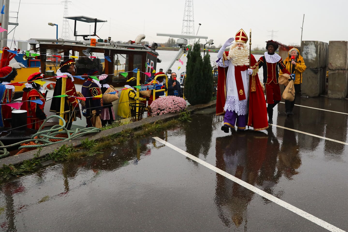 • Sint en zijn Pieten waren er zaterdag vroeg bij in Nieuw-Lekkerland.
