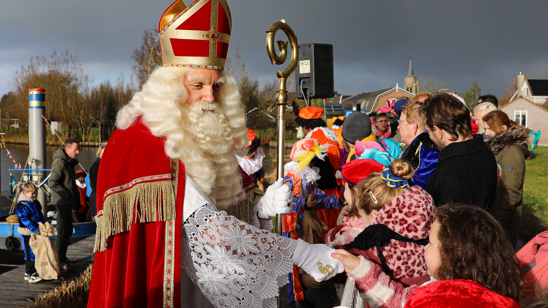 • Sinterklaas zet voet aan wal in Groot-Ammers.