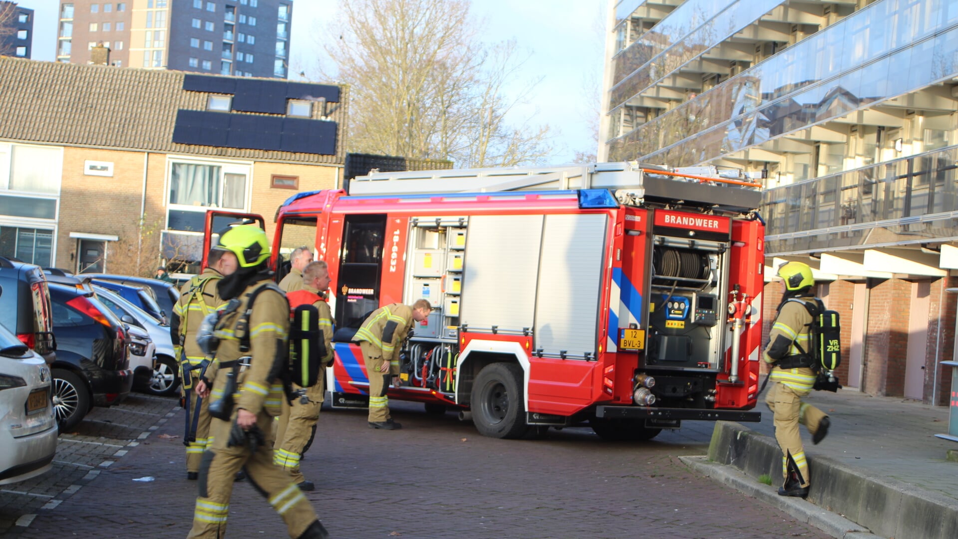 • Brandweer aanwezig in de Kleine Beerstraat in Dordrecht.