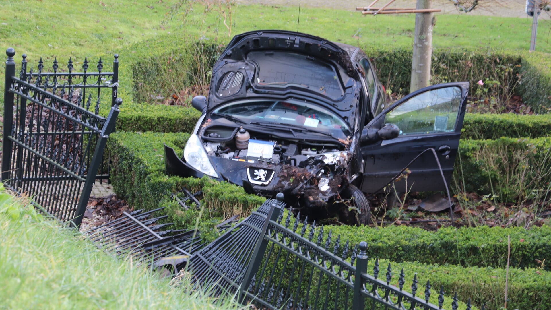 Auto Belandt In Voortuin Op De Beusichemsedijk - Al Het Nieuws Uit ...