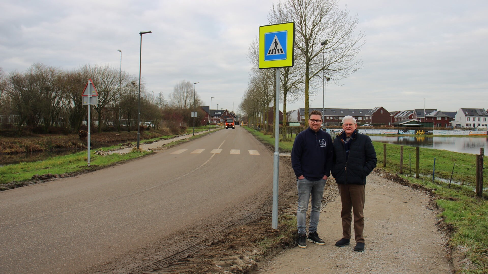 • Cees van den Heuvel en Ton Cornet van Dorpsraad Werkendam op het pad dat in aanleg is.