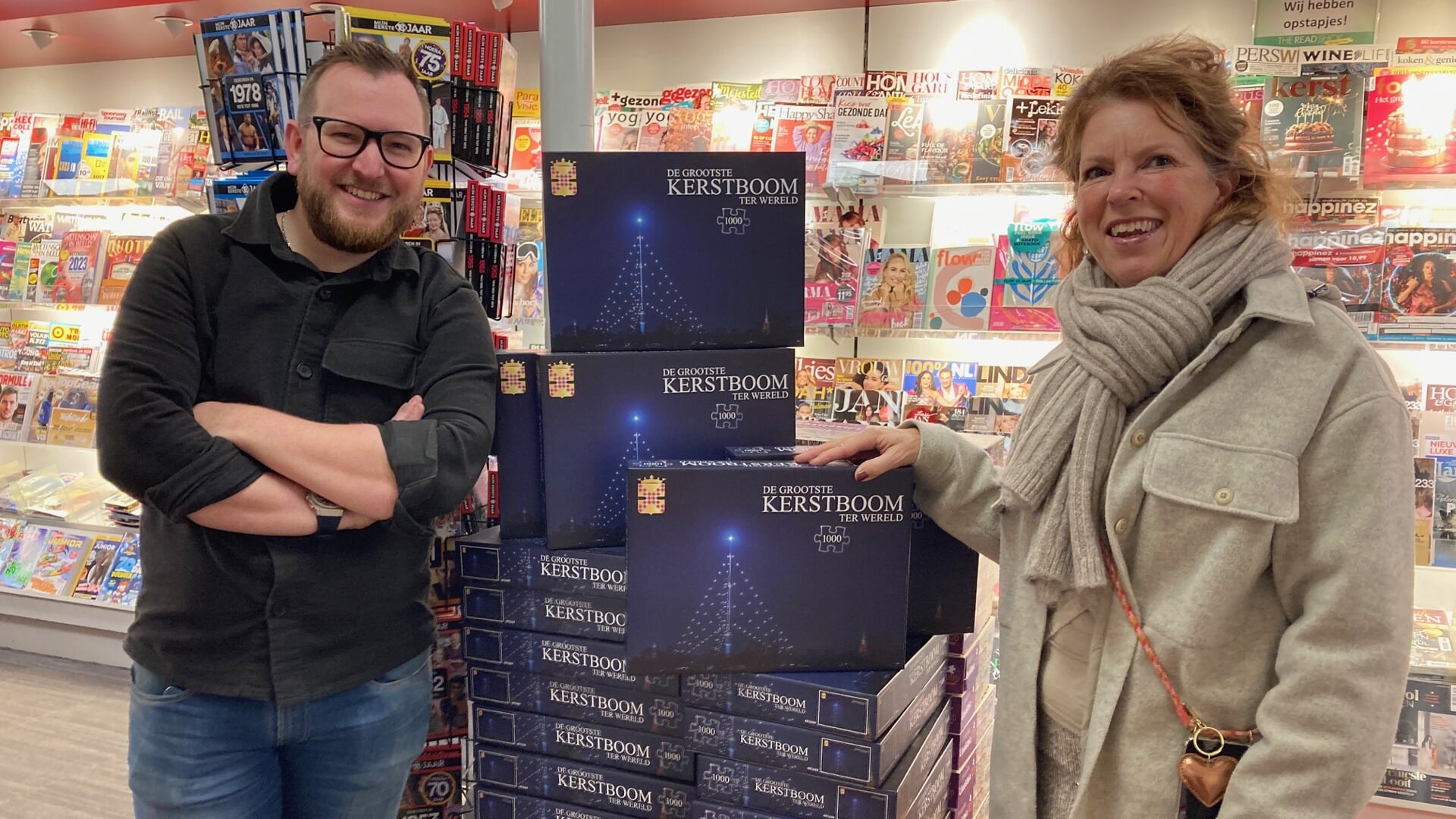 • Stephan Mulder en Ghita van der Kraan bij de puzzel in The Read Shop.