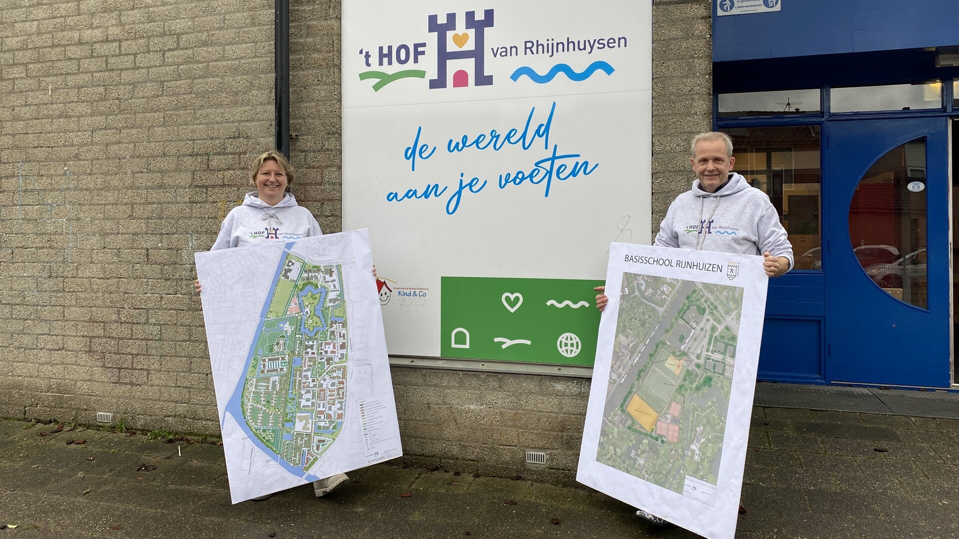 • Kim Kleijn en Martijn Bakker tonen tekeningen van de nieuwe locatie.