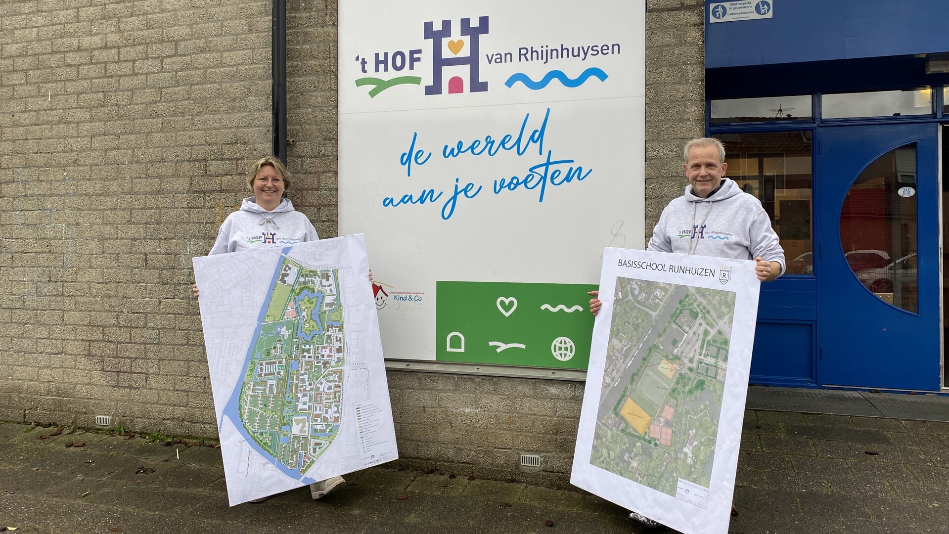 • Leerkracht Kim Kleijn en basisschooldirecteur Martijn Bakker tonen tekeningen van de nieuwe locatie school Rijnhuizen.