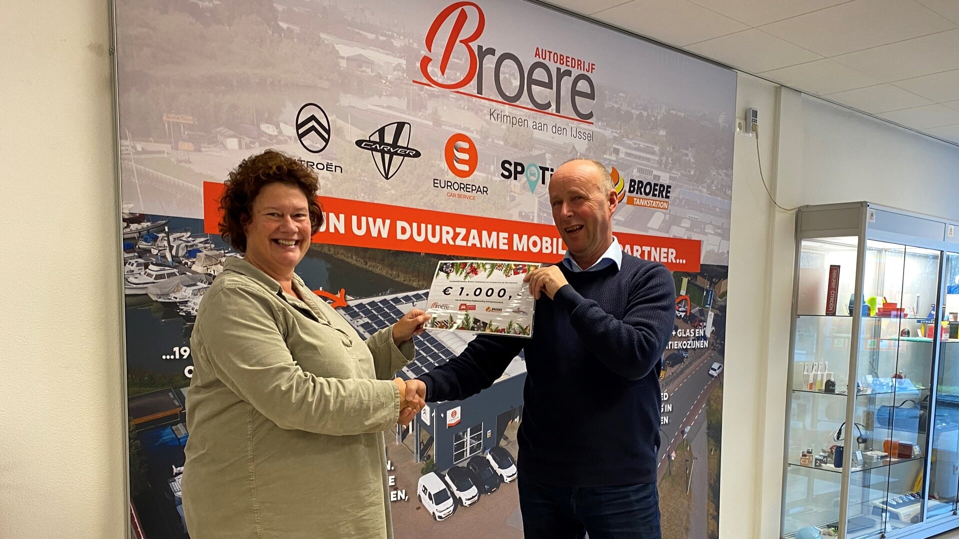• Piet Broere overhandigt de cheque aan Arjenne Timmer.