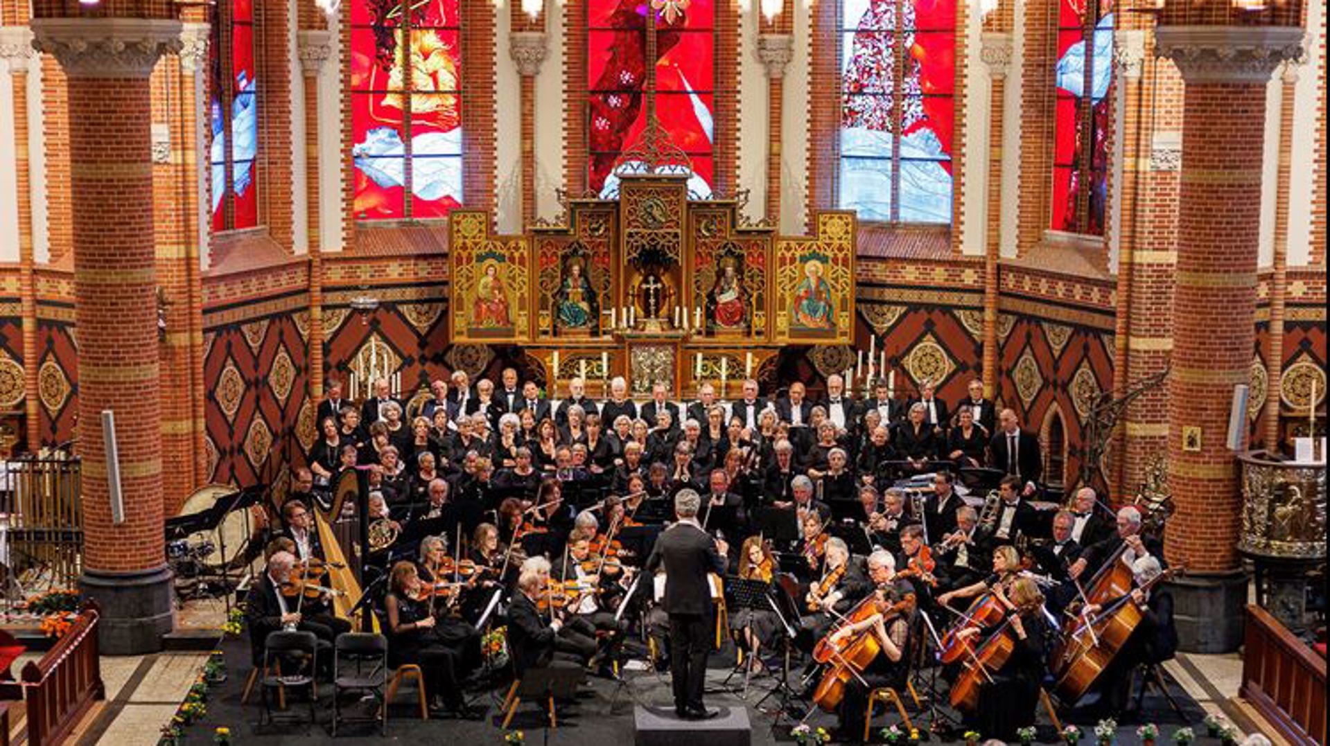 • Het Nieuwegeins Amateur Symfonieorkest in de Barbarakerk.