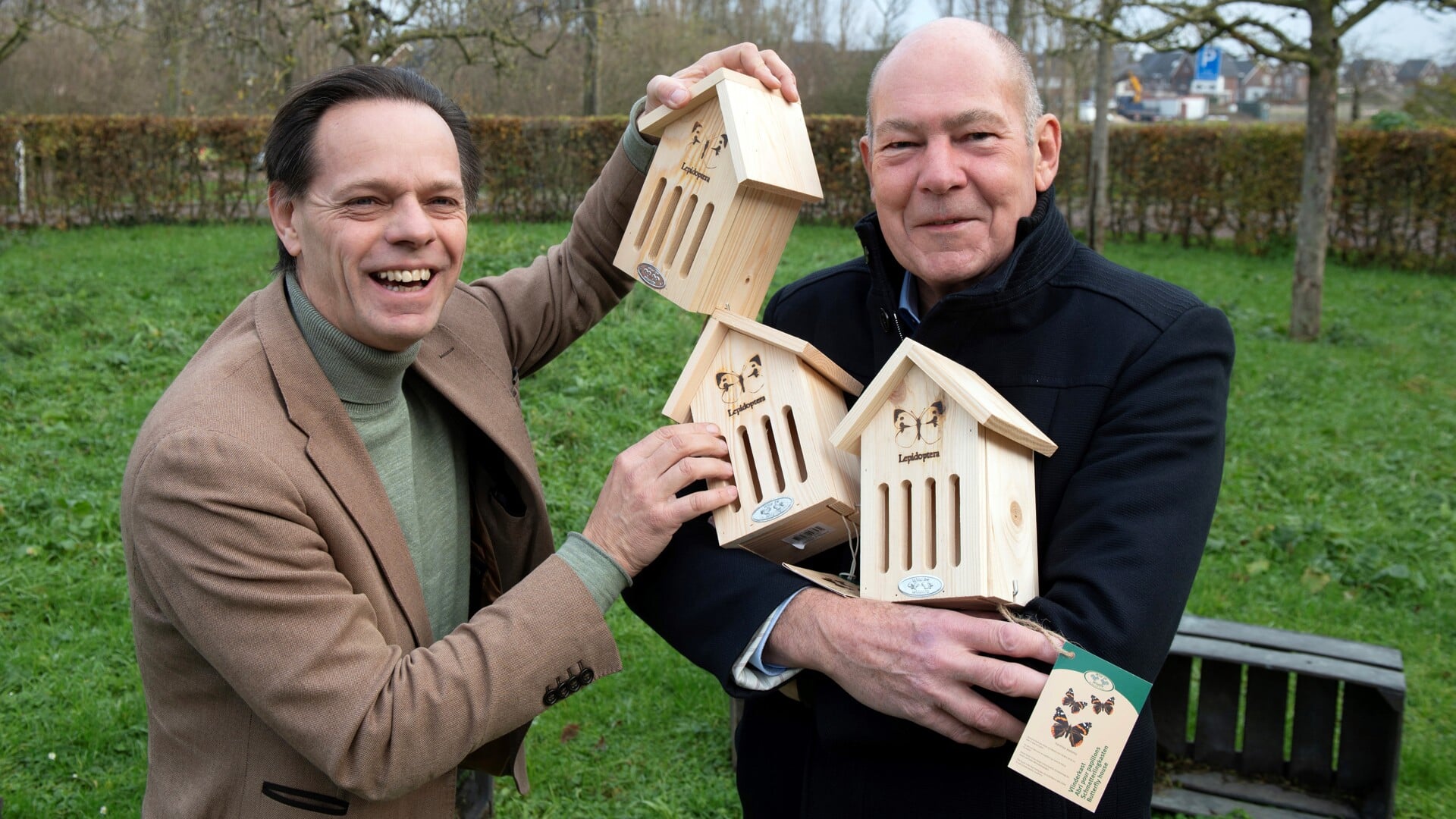 • Ter ere van de samenwerking overhandigde Marnix Norder (links) drie houten vlinderkasten, om op de locaties te hangen, aan wethouder Karl Maier.