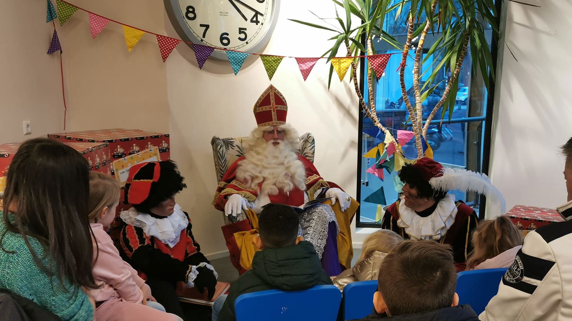 • Sinterklaas leest voor aan kinderen tijdens de Voorleestour.