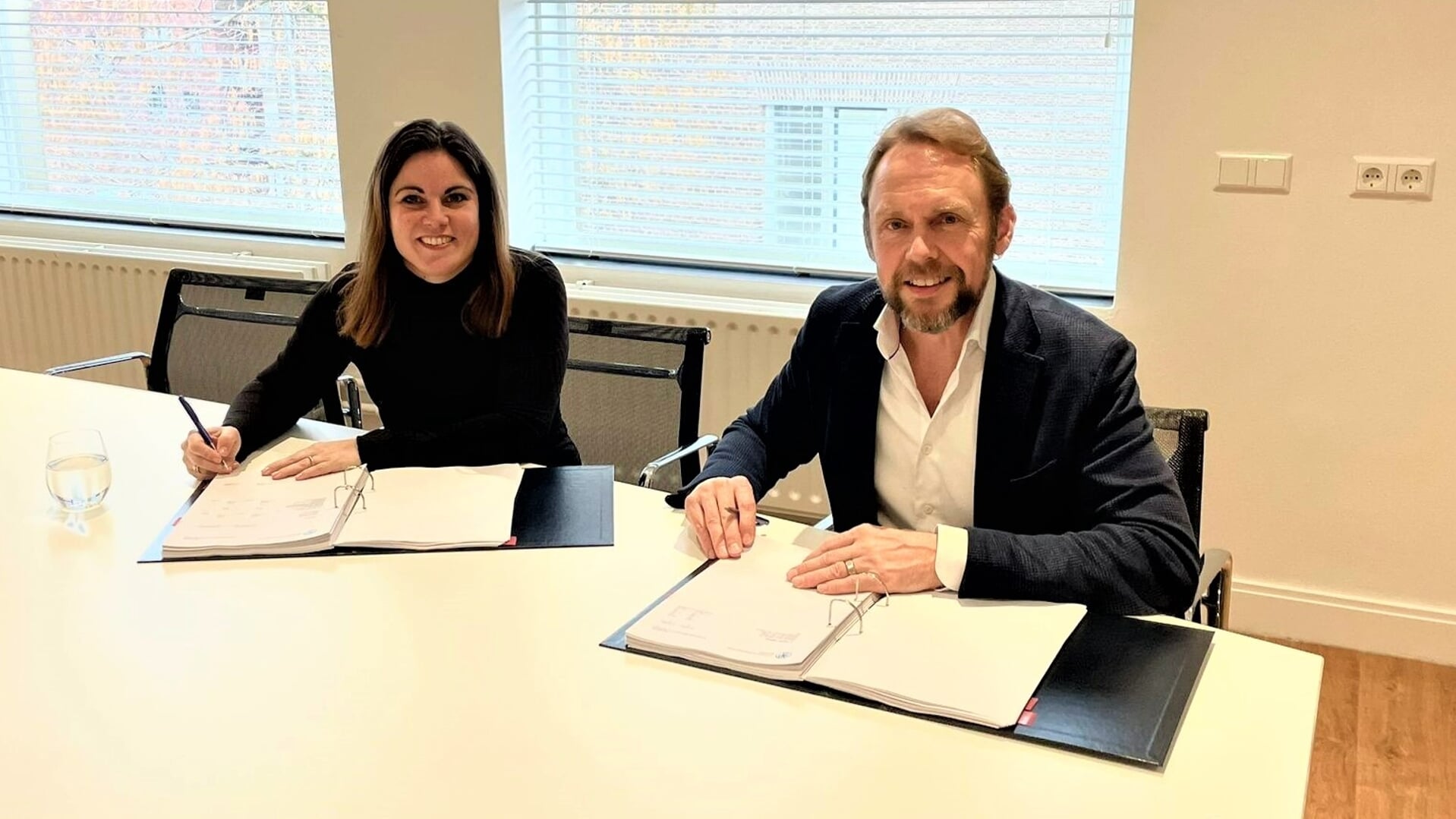 • Monica Siebes en Rogier Vegter tijdens het officiële tekenmoment.