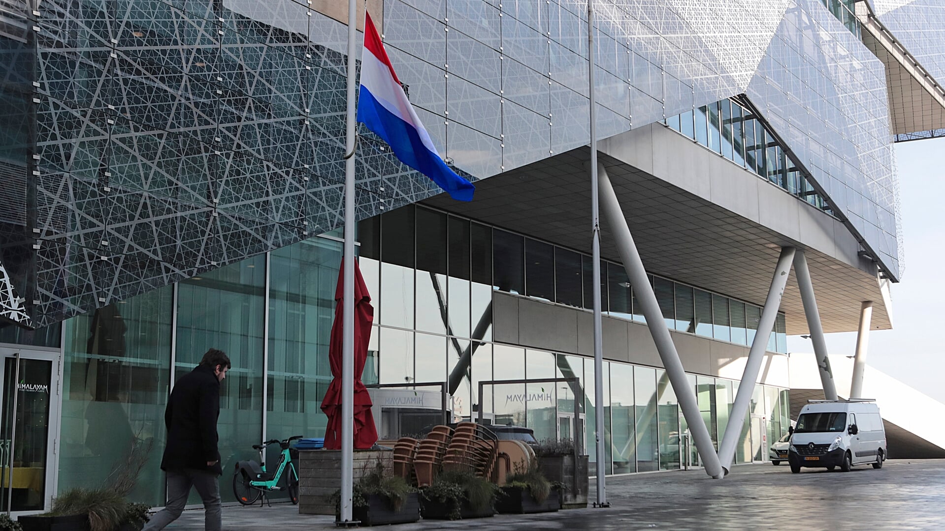 • De vlag hangt halfstok bij het Stadshuis in Nieuwegein.