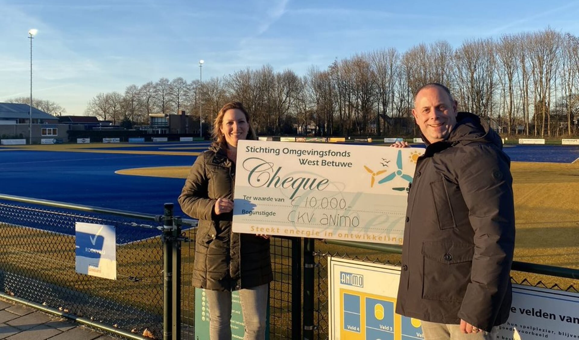 • Caroline van der Burg namens de Stichting Omgevingsfonds West Betuwe een mooie cheque overhandigd aan Eli van Mourik, voorzitter van korfbalvereniging CKV Animo.