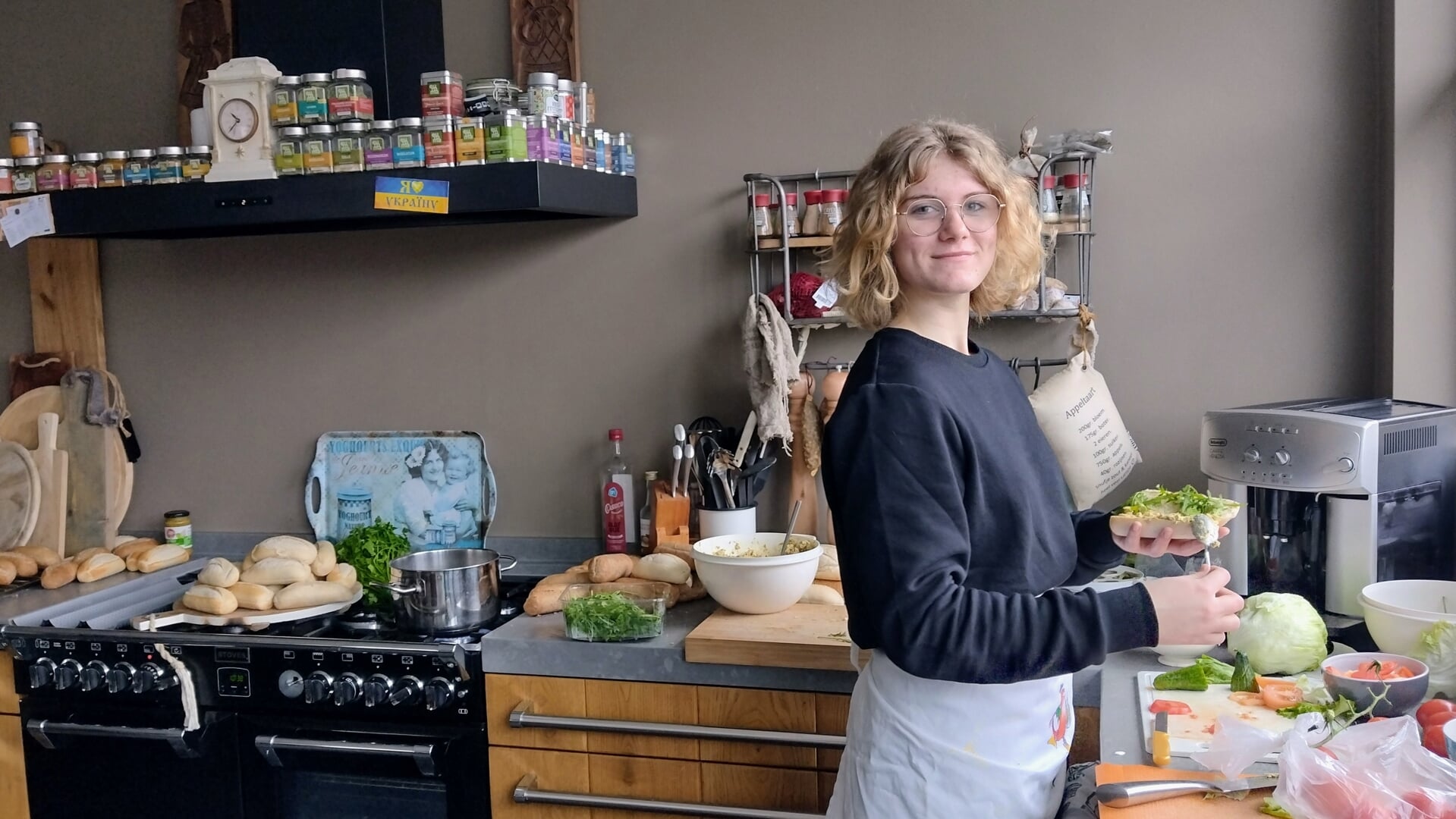 • Loïs van Valen aan de slag om de broodjes te maken