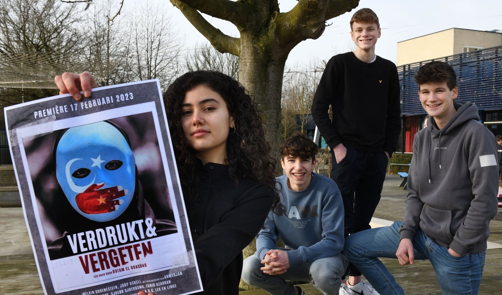 • Ouiam El Ouasdad toont het affiche van documentaire Verdrukt & Vergeten, daarnaast de havisten Sam Dijk, Marlon Jansen en Caz van Rossum. 