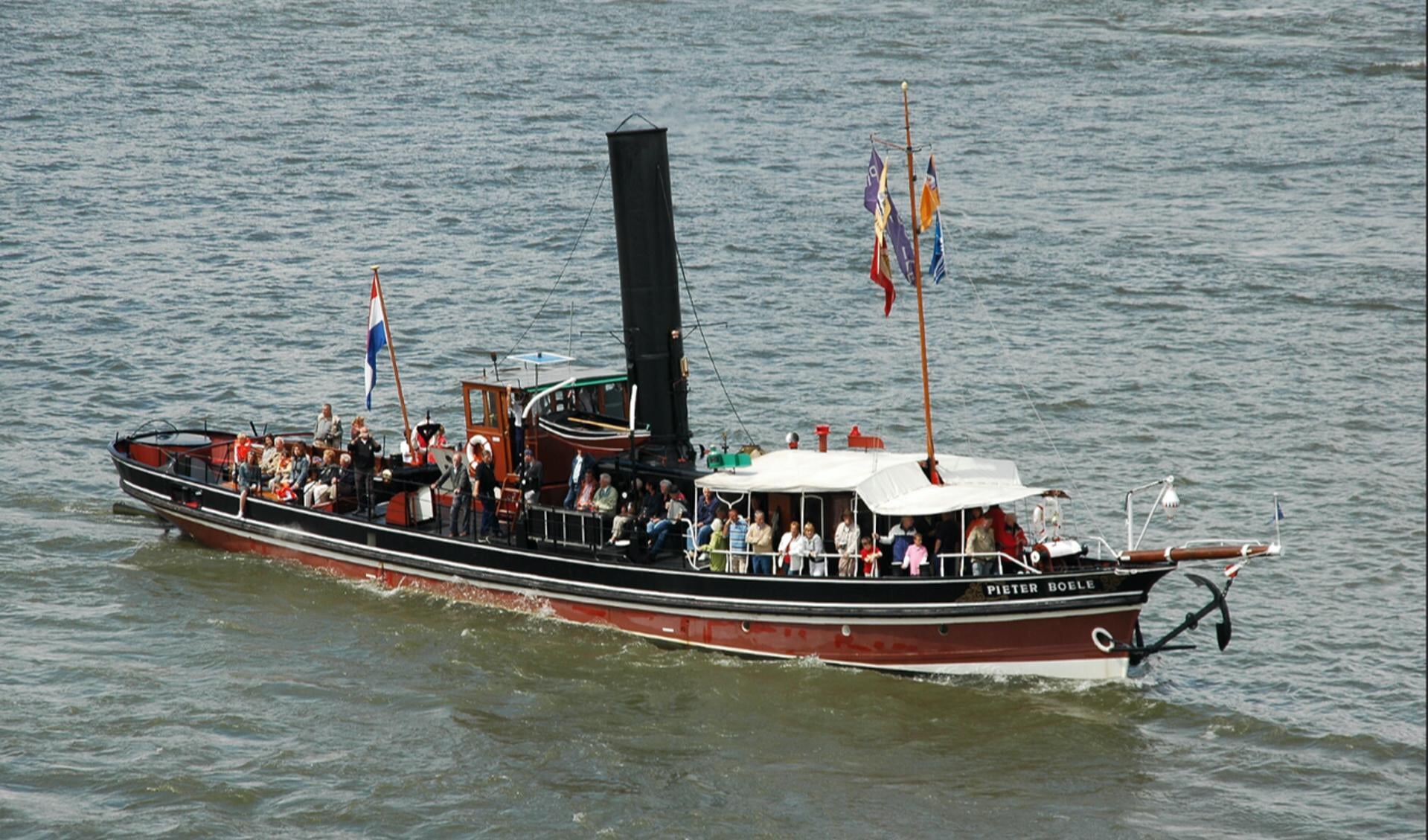 • Stoomsleepboot Pieter Boele.