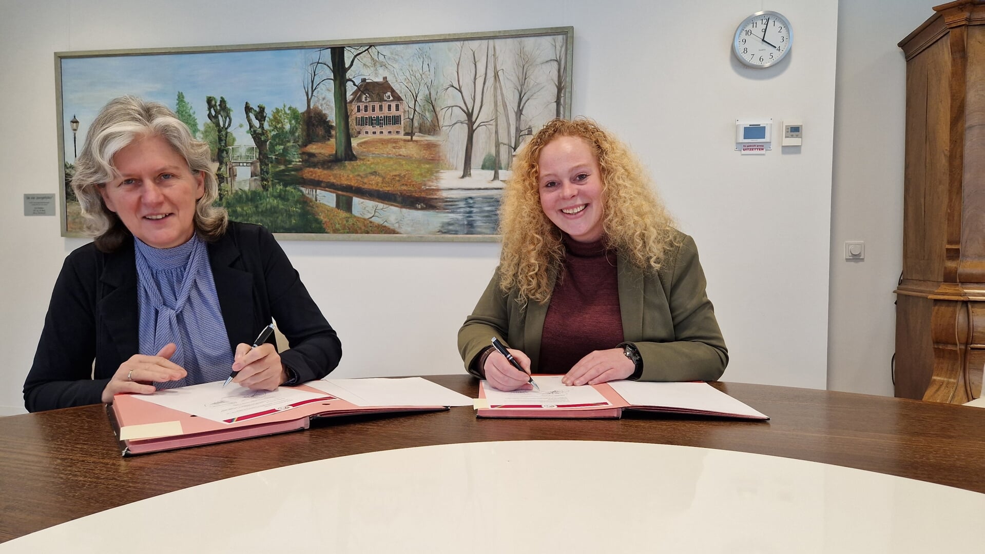 • Wethouder Marieke Schouten en Laura van Nieuwenhuijze, voorzitter van COC Midden-Nederland ondertekenen het convenant.