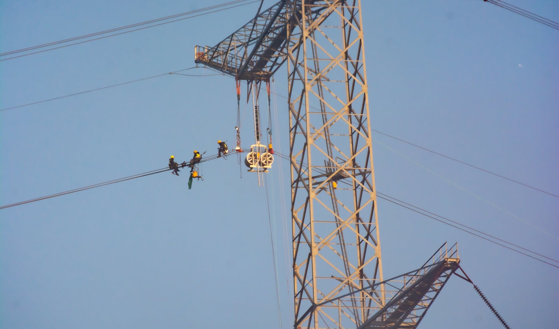 • Hoogwerkers op 160 meter hoogte werken aan verzwaring van één van de hoogspannningsleidingen boven Nieuw-Lekkerland.