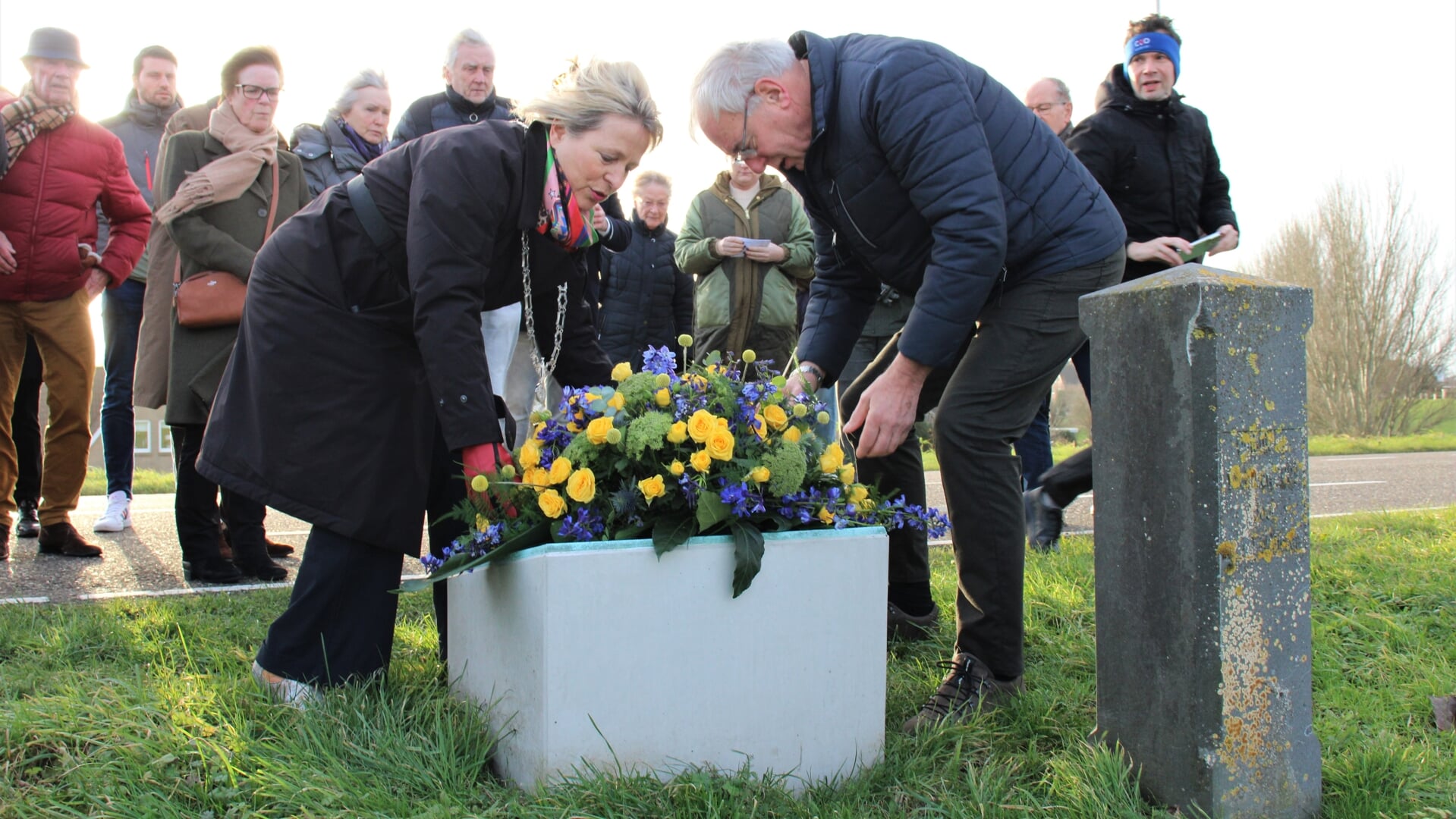 • Burgemeester Annemiek Jetten, Theo Viveen plaatsen de krans bij het monument.