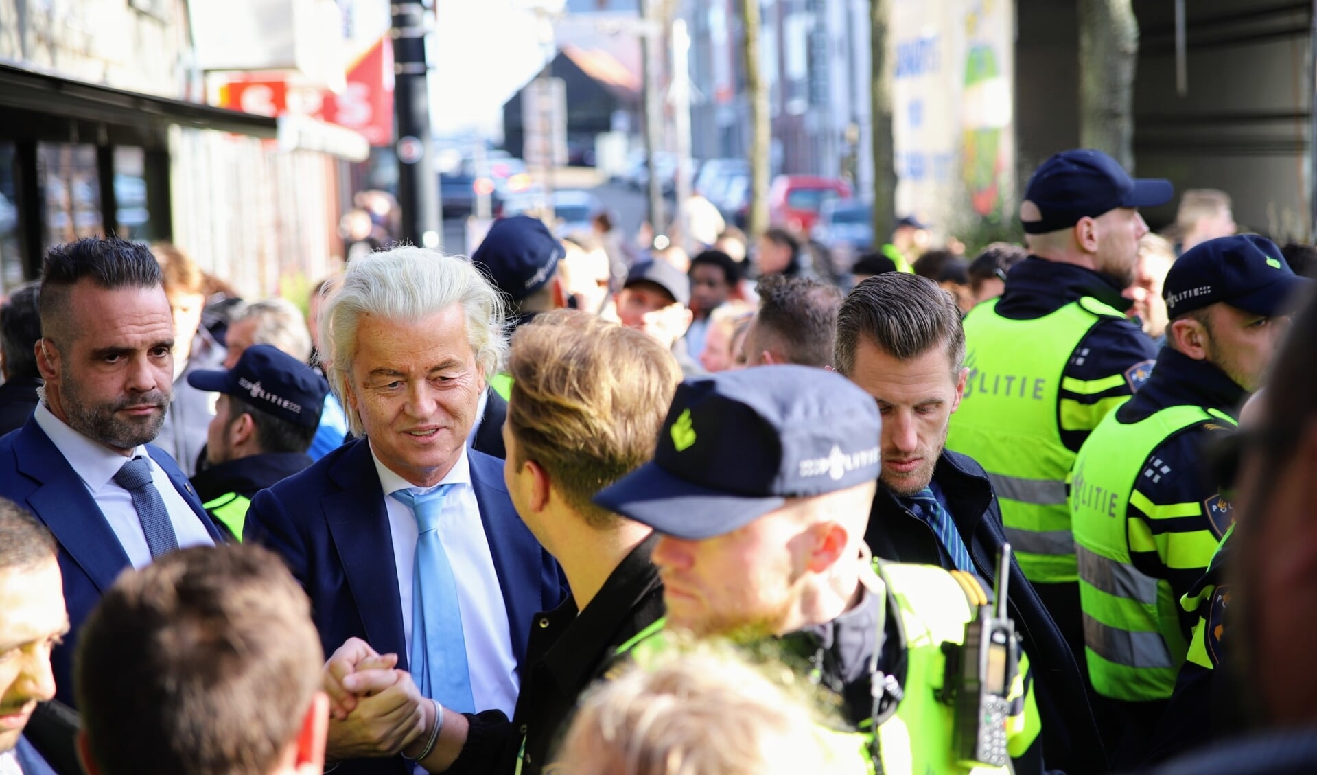 • Geert Wilders in de binnenstad van Tiel. 