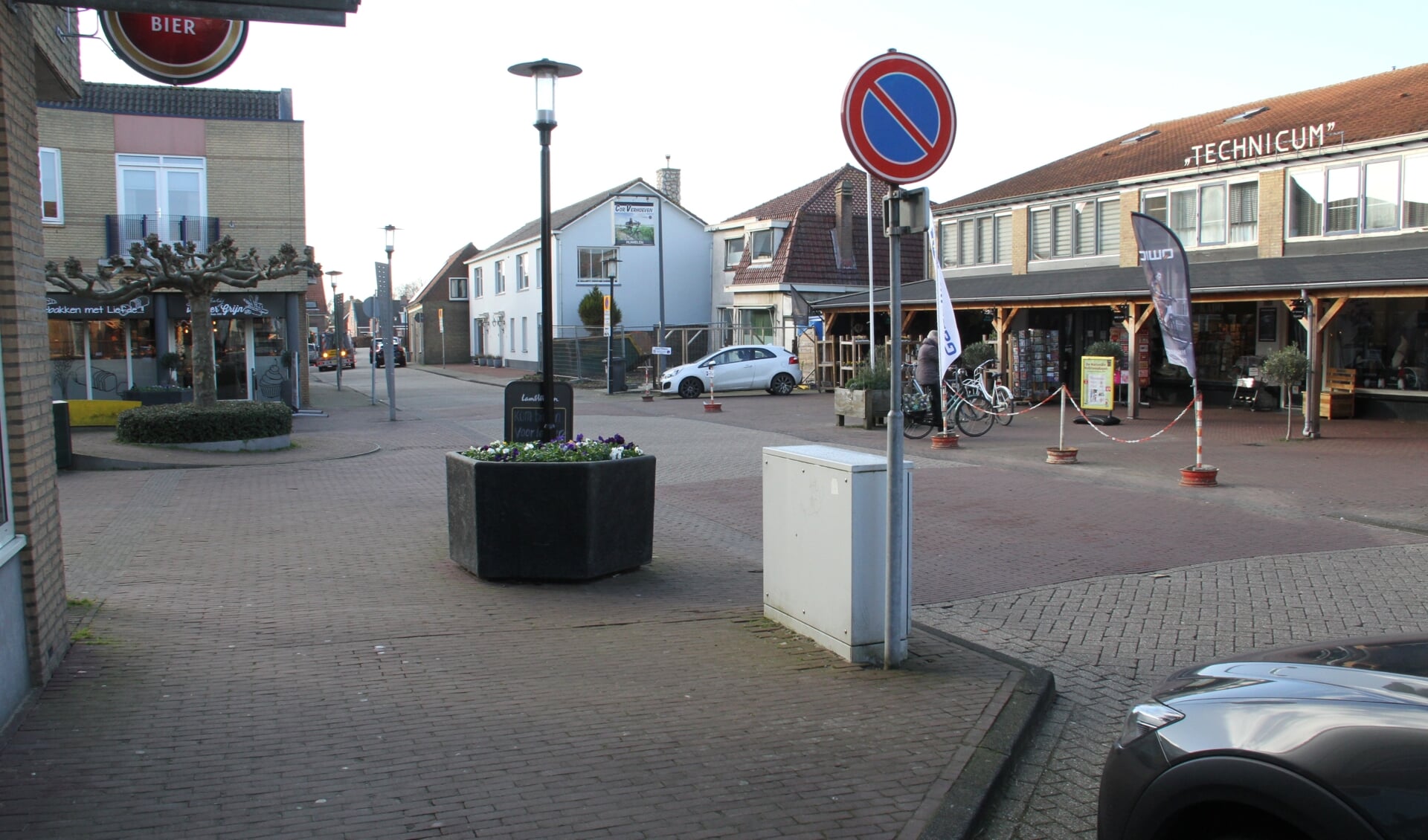 • De Dorpsstraat is een doorgaande weg én heeft de functie van waterkering (dijk).