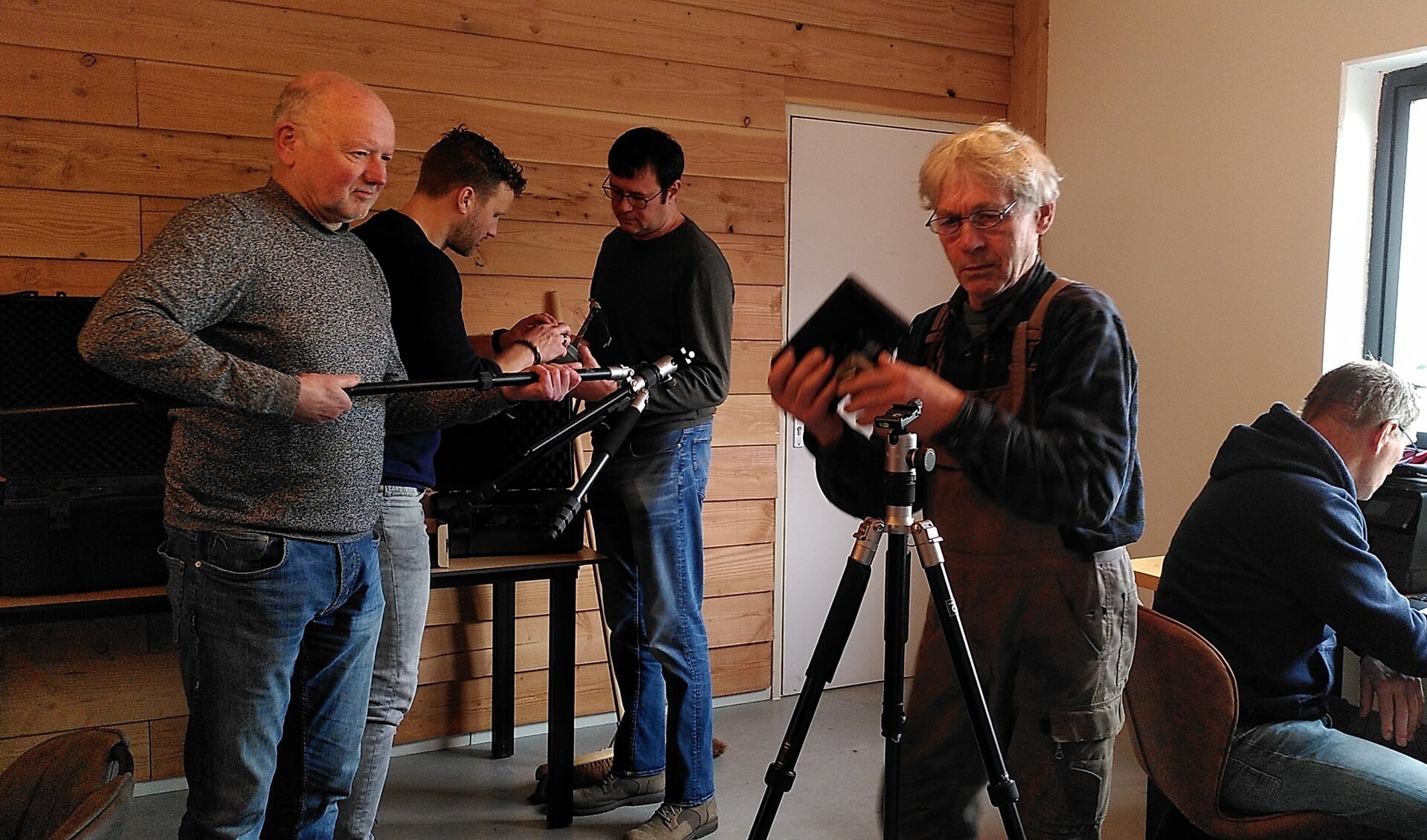 • Vrijwilligers krijgen instructie over werking van de drone.
