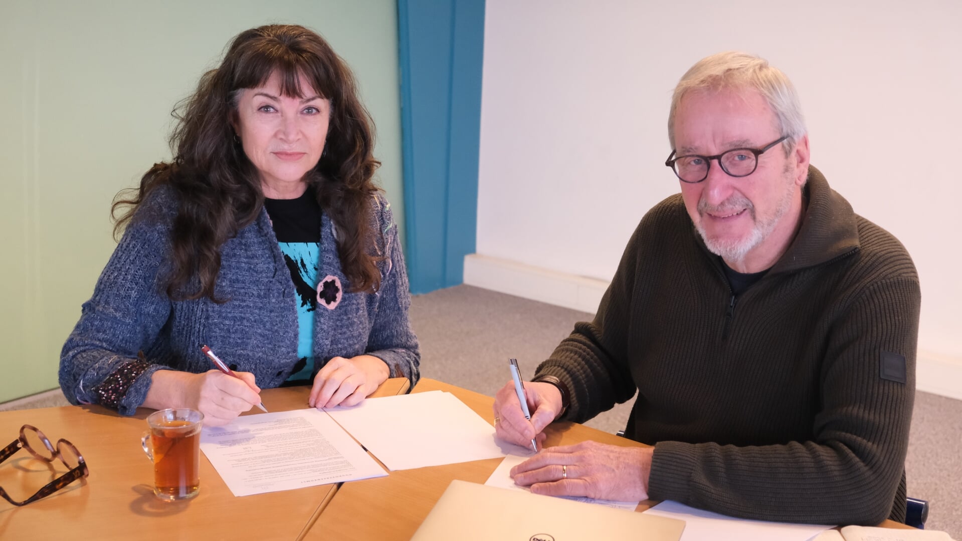 • Voorzitter Franka en Anton Wesselink (Stichting Sociaal Plein Tiel) tekenen het huurcontract.